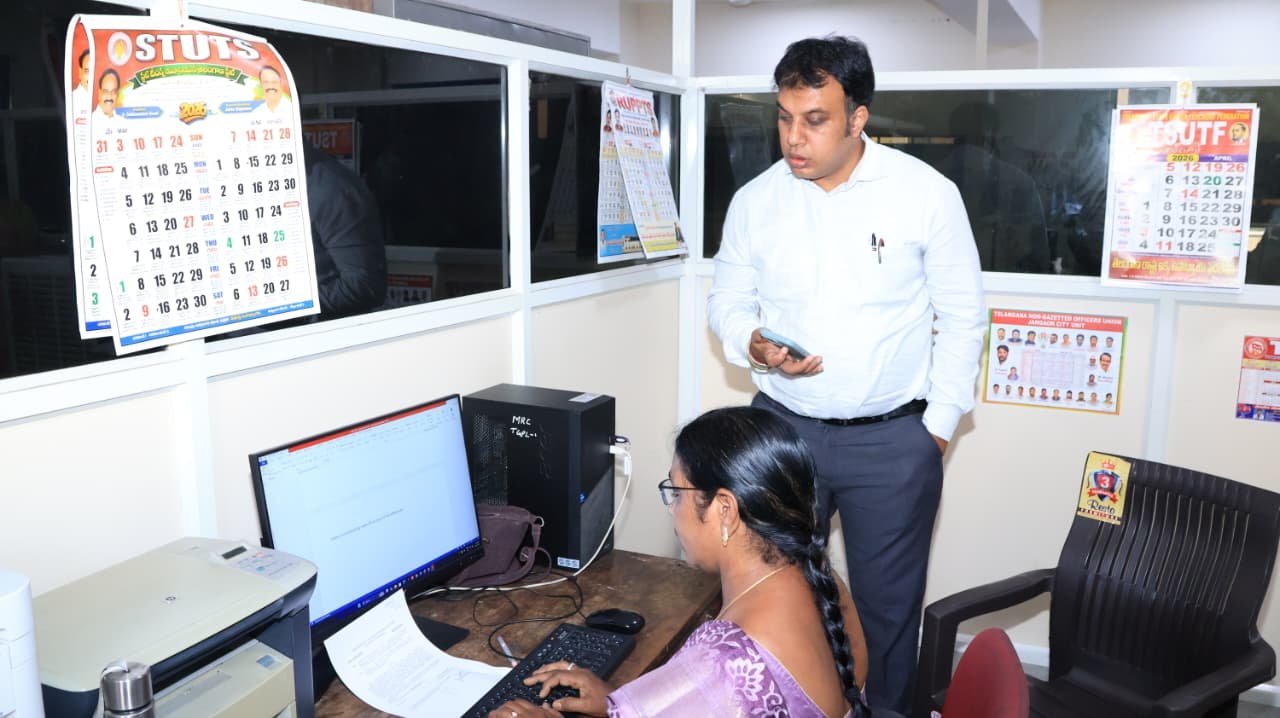  డీఈఓ కార్యాలయం ఆకస్మిక తనిఖీ  జిల్లా కలెక్టర్ సందీప్ కుమార్ ఝా